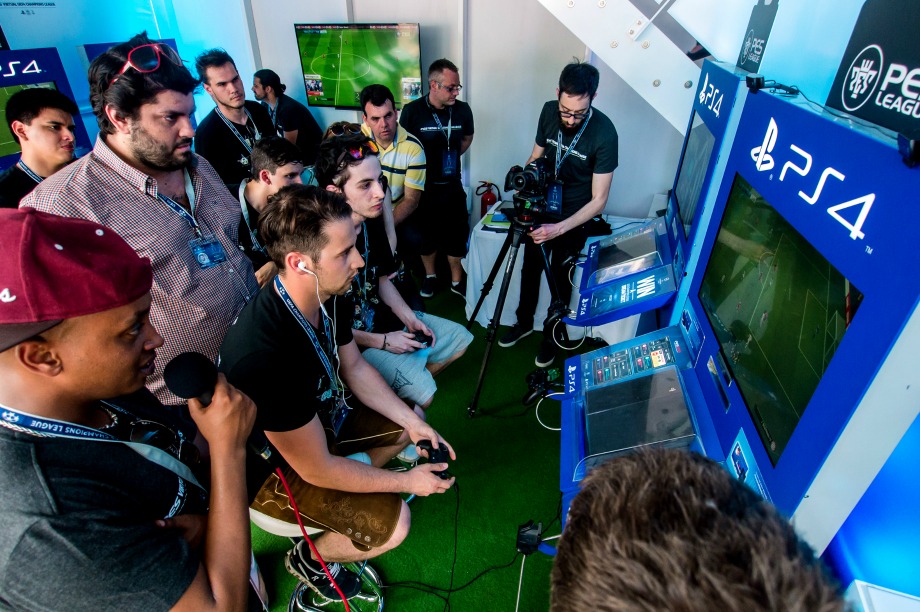 Gente jugando a la PlayStation